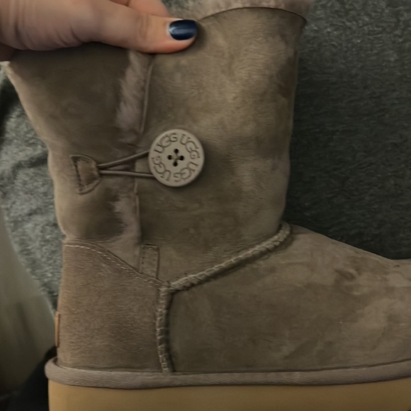 LOWEST!- Size 9 bailey button excellent condition Uggs. - Picture 9 of 15
